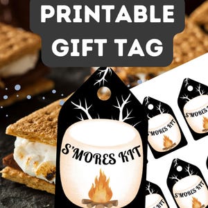Może przedstawiać: Drukowana etykieta prezentowa z czarno-białą ilustracją pianki z ogniskiem w środku. Etykieta zawiera napis "S'mores Kit" czarnym kolorem.