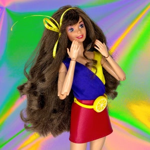 Muñeca Barbie Made to Move (Hecha para moverse) con 22 articulaciones y  ropa de yoga floral, azul