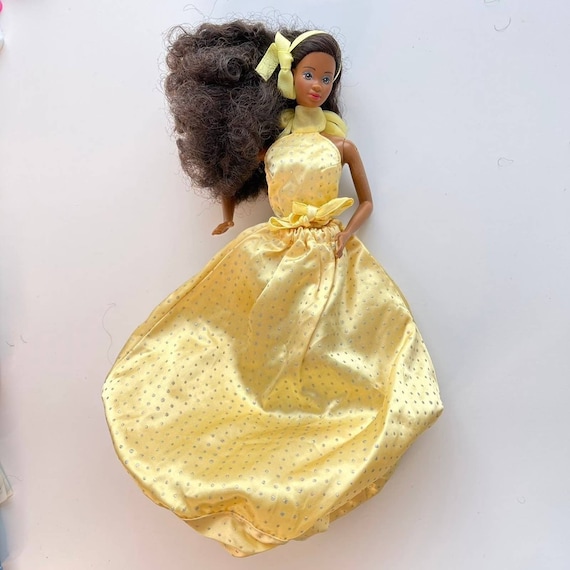 Vintage années 80 poupée Barbie noire AA Jewel Secrets jaune robe