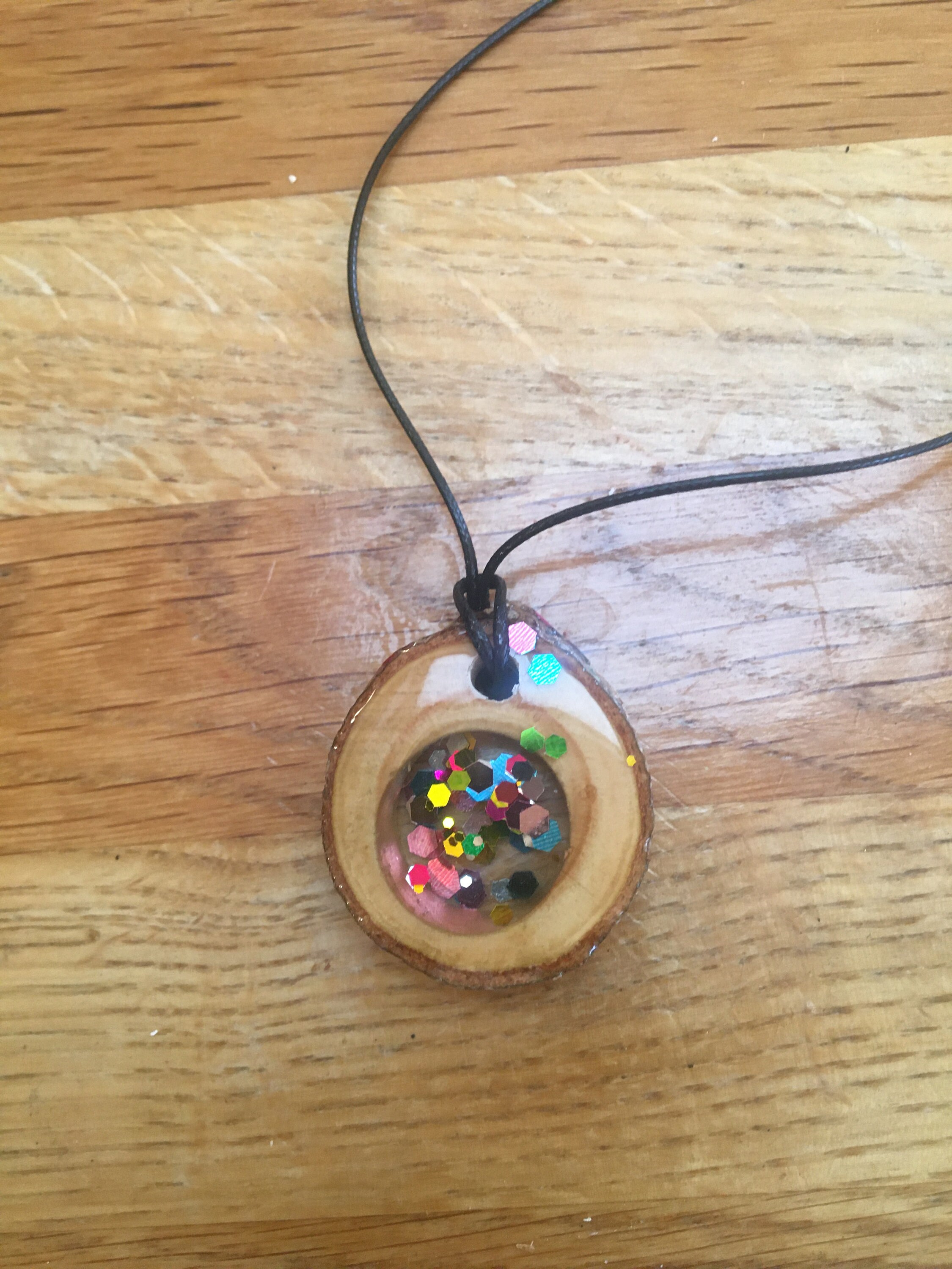 Colgantes de madera y resina | Etsy