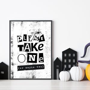 以下が含まれることがあります： 黒と白の印刷可能なサインで、「PLEASE TAKE ONE（または2つ）」というテキストが、使い古したフォントで書かれています。テキストの上にクモがいます。サインは黒いフレームで囲まれており、白い表面にハロウィンの装飾と一緒に飾られています。