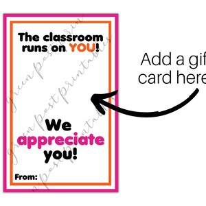Puede incluir: Una tarjeta de regalo imprimible con un borde rosa y naranja. El texto dice "The classroom runs on YOU! We appreciate you!" con un espacio para agregar una tarjeta de regalo.