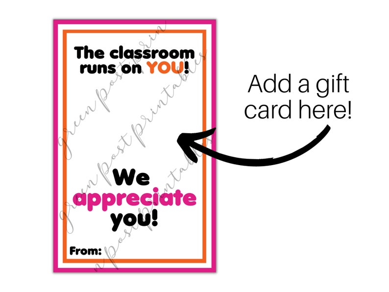 Puede incluir: Una tarjeta de regalo imprimible con un borde rosa y naranja. El texto dice "The classroom runs on YOU! We appreciate you!" con un espacio para agregar una tarjeta de regalo.