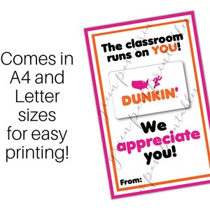 Puede incluir: Una etiqueta de regalo imprimible con un borde rosa y naranja. La etiqueta presenta el logotipo de Dunkin' Donuts y el texto "The classroom runs on YOU! We appreciate you!" con las palabras "From:" en la parte inferior.