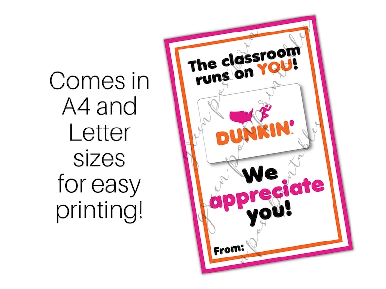 Puede incluir: Una etiqueta de regalo imprimible con un borde rosa y naranja. La etiqueta presenta el logotipo de Dunkin' Donuts y el texto "The classroom runs on YOU! We appreciate you!" con las palabras "From:" en la parte inferior.