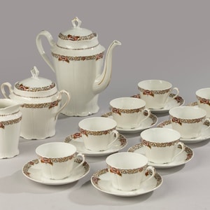 Puede incluir: Un juego de té de porcelana blanca con un diseño floral. El juego incluye una tetera, una jarra de crema, un azucarero y seis tazas y platillos.