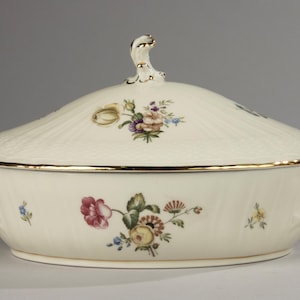 Lidded Serving Bowl - Royal Copenhagen - Frijsenborg