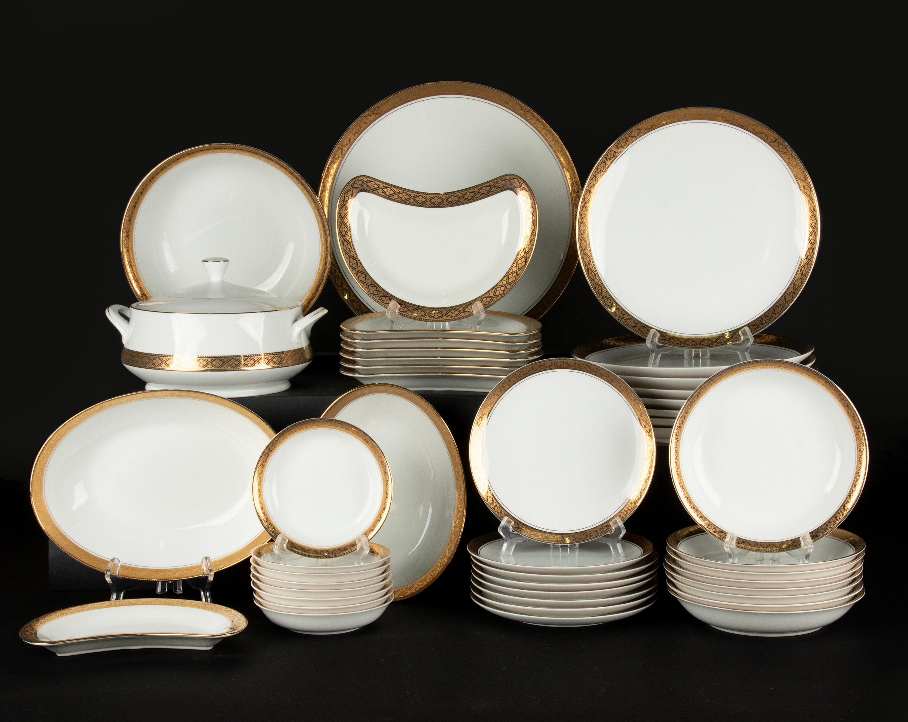 MEISSEN ロイヤルパレス ブラック、金色の縁取り、白い縁取りのプラッター 45-piece Dinnerware Set - Presidential Collection - Gary Barr