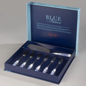 Puede incluir: Un juego de servir pasteles Spode Blue Italian en una caja de presentación azul. El juego incluye seis tenedores de tono plateado y un servidor de pasteles, cada uno con mangos de cerámica blanca con un patrón de paisaje azul y blanco y la marca Spode.