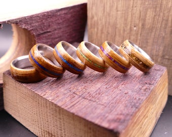 Ring aus Whiskyfass verziert mit verschiedenen Edelsteinen und Metallkern vom Designer Moritz Boecker in Kooperation mit FassSchmiede