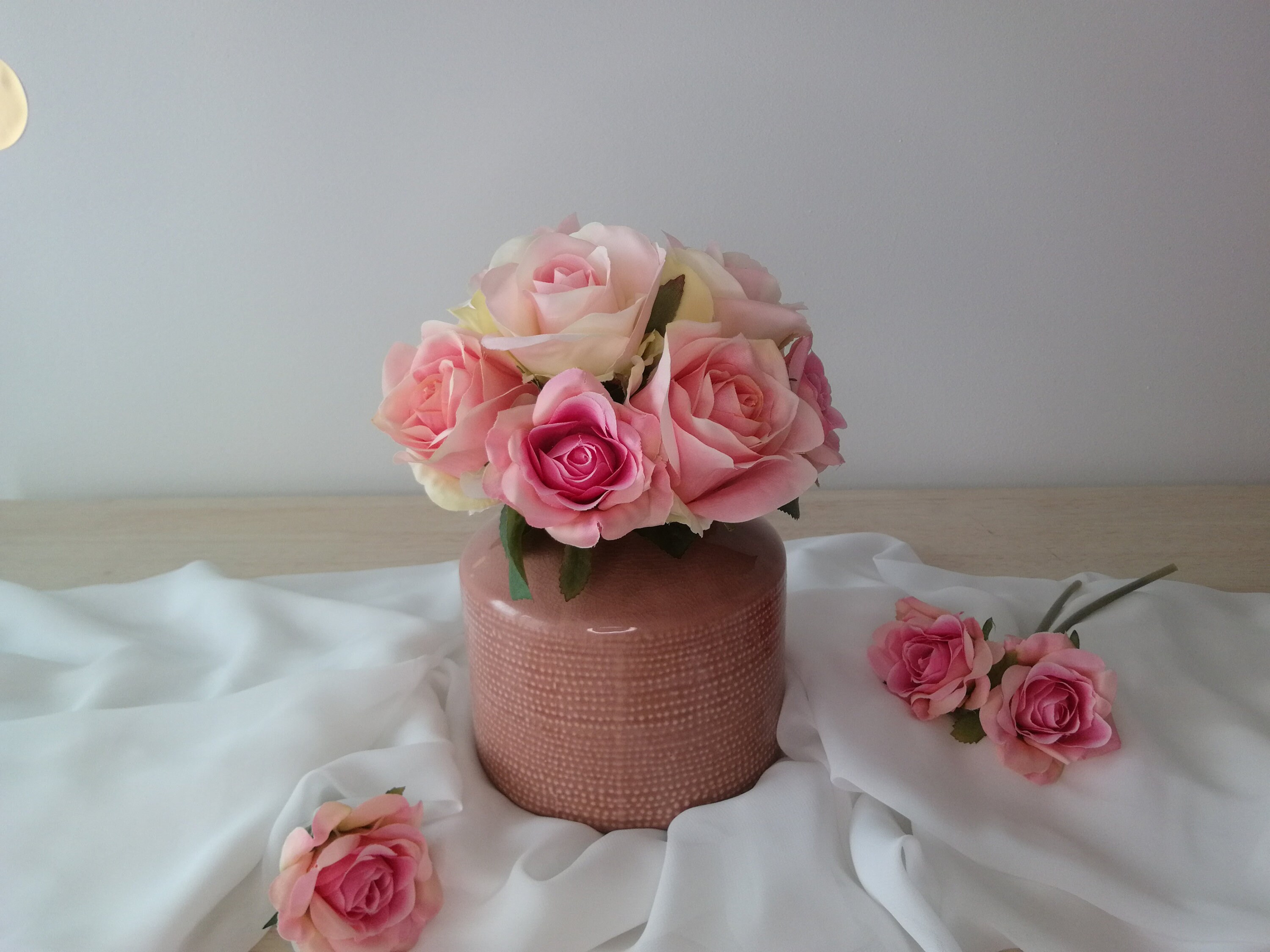 Bouquet de Rose Artificielles, Couleur Rose, Dans Un Vase Rose