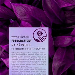 Peut inclure: Paquet de 50 feuilles de papier photo mat A4 (210x297mm), 180 g/m², avec le texte "FOTOGRAFICKÝ MATNÝ PAPIER". L'emballage présente un motif floral sur un fond violet.