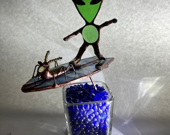 Alien en tabla de surf