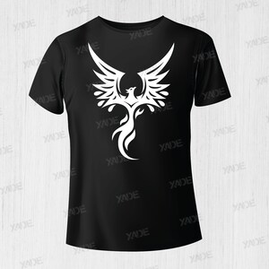 K&ouml;nnte beinhalten: Schwarzes T-Shirt mit einem wei&szlig;en Ph&ouml;nix-Design in der Mitte.