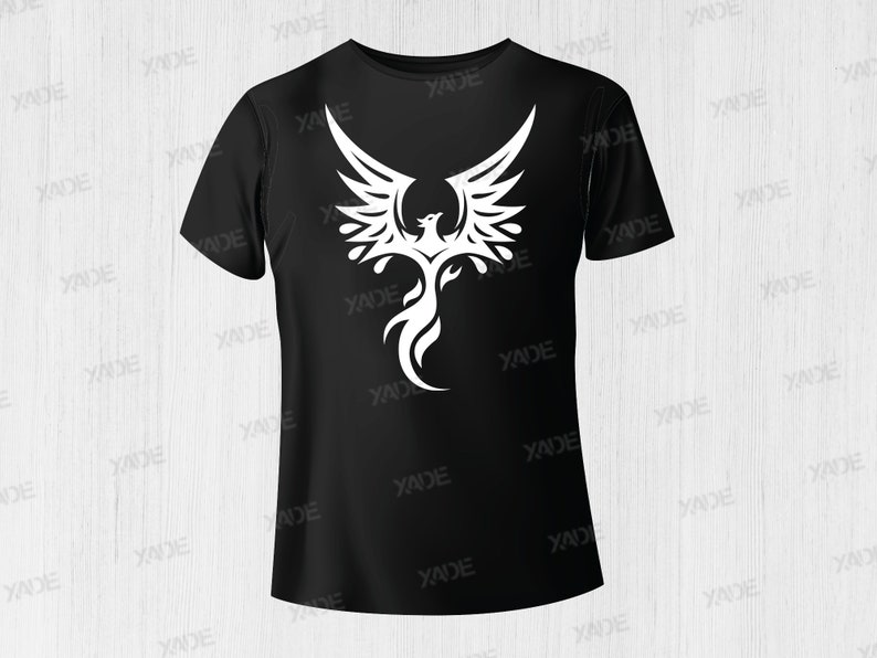 K&ouml;nnte beinhalten: Schwarzes T-Shirt mit einem wei&szlig;en Ph&ouml;nix-Design in der Mitte.