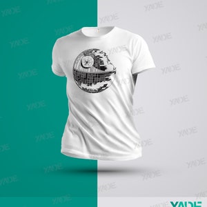 K&ouml;nnte beinhalten: Wei&szlig;es T-Shirt mit einem schwarz-wei&szlig;en Grafikdruck des Todessterns aus Star Wars.