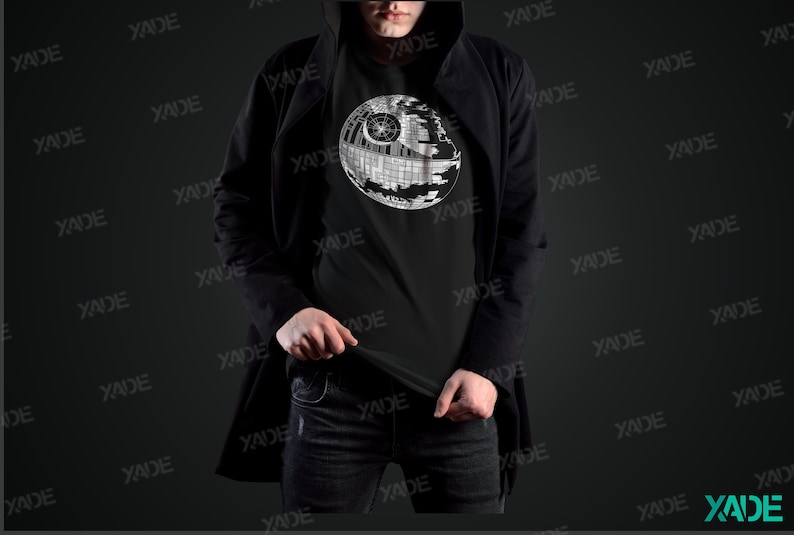 K&ouml;nnte beinhalten: Ein schwarzes T-Shirt mit einem wei&szlig;en Grafikdruck des Todessterns aus Star Wars.