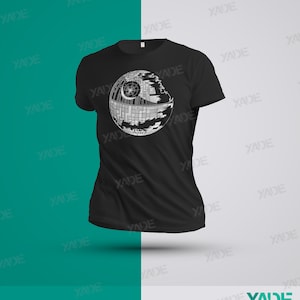 K&ouml;nnte beinhalten: Schwarzes T-Shirt mit einem wei&szlig;en Grafikdruck des Todessterns aus Star Wars.