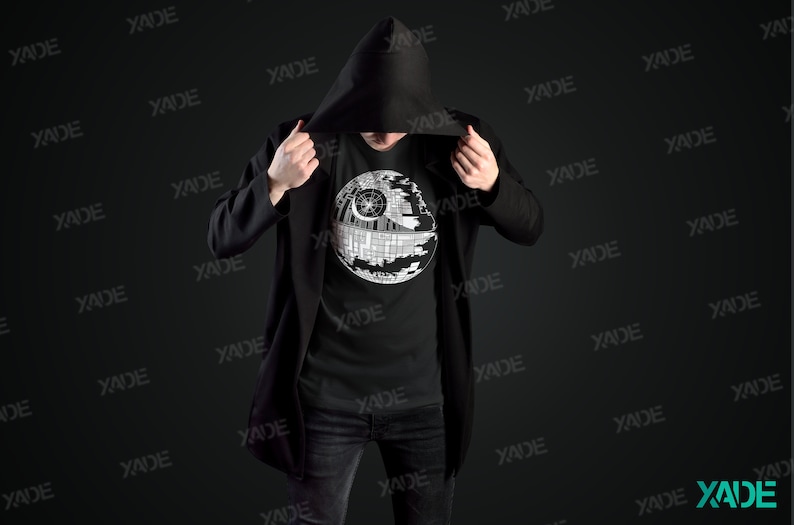 K&ouml;nnte beinhalten: Eine schwarze Kapuzenjacke mit einem schwarzen T-Shirt darunter. Das T-Shirt zeigt ein wei&szlig;es Motiv des Todessterns aus Star Wars.