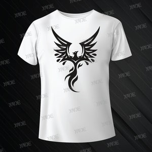 K&ouml;nnte beinhalten: Wei&szlig;es T-Shirt mit einem schwarzen Tribal-Ph&ouml;nix-Design.
