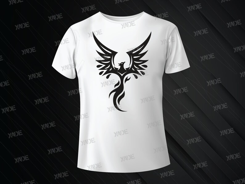 K&ouml;nnte beinhalten: Wei&szlig;es T-Shirt mit einem schwarzen Tribal-Ph&ouml;nix-Design.