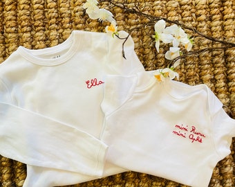 Body bébé en coton biologique brodé à la main avec le prénom ou autre message, cadeau naissance, baptême. Idée bébé, annonce naissance.