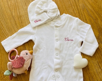 Pyjama et bonnet de naissance à noeud en coton personnalisé avec broderie du prénom de bébé (ou autre message)