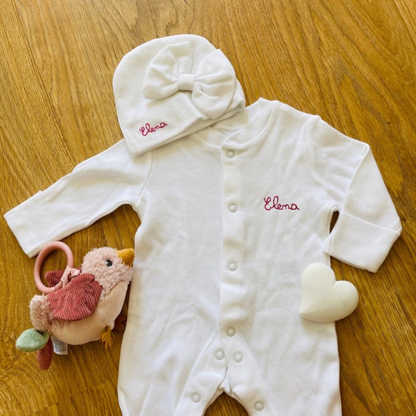 Pyjama et bonnet de naissance à noeud en coton personnalisé avec broderie du prénom de bébé (ou autre message)