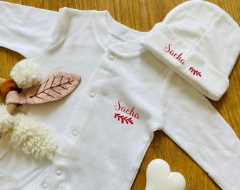 Pyjama et bonnet de naissance en coton personnalisé avec prénom et icône.