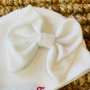 Hand-embroidered bow bonnet with first name for baby girl, matching mittens image 6