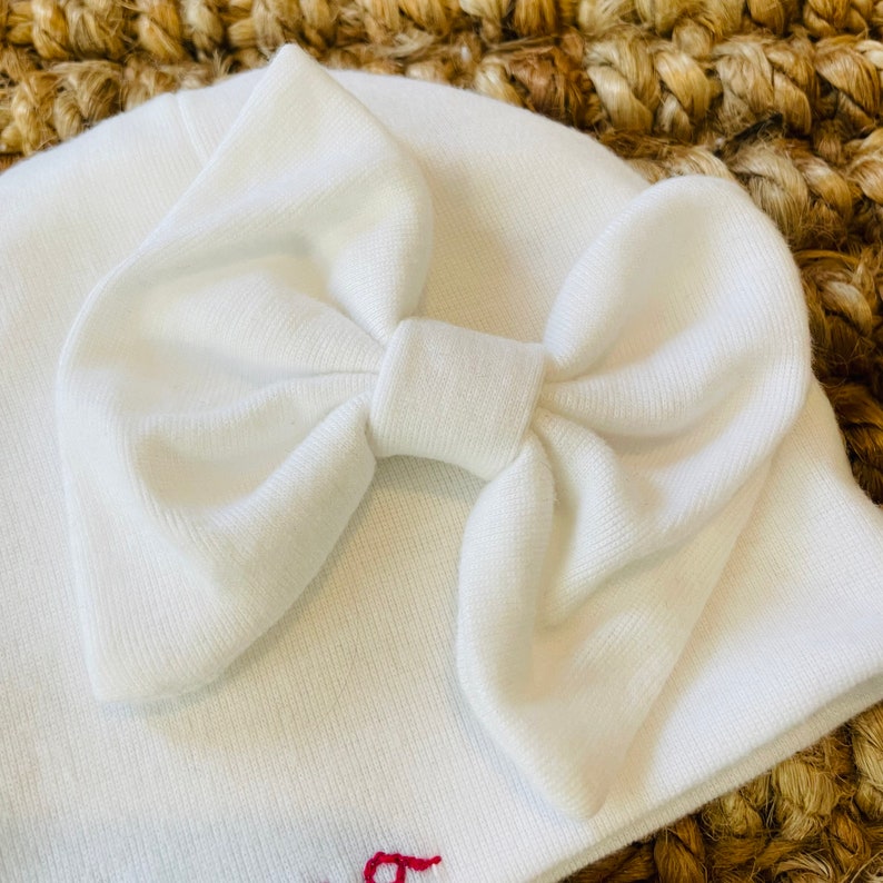 Bonnet à noeud brodé à la main du prénom pour bébé fille, moufles assorties Bild 6