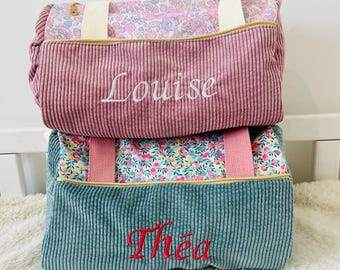 Sac sport ou week end personnalisé prenom brodé en liberty et velours. Sac  polochon enfant, cadeau anniversaire ,sac bowling ,sac à langer.
