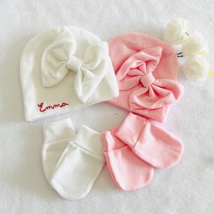 Hand-embroidered bow bonnet with first name for baby girl, matching mittens image 2