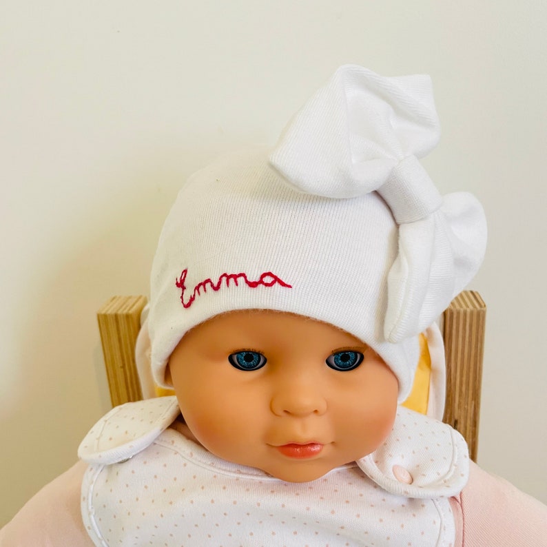 Bonnet à noeud brodé à la main du prénom pour bébé fille, moufles assorties image 7