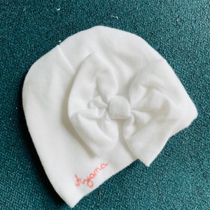 Hand-embroidered bow bonnet with first name for baby girl, matching mittens image 5