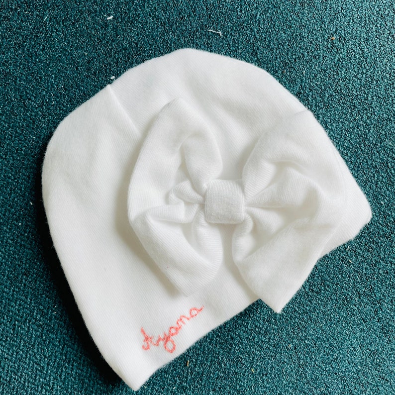 Hand-embroidered bow bonnet with first name for baby girl, matching mittens image 5