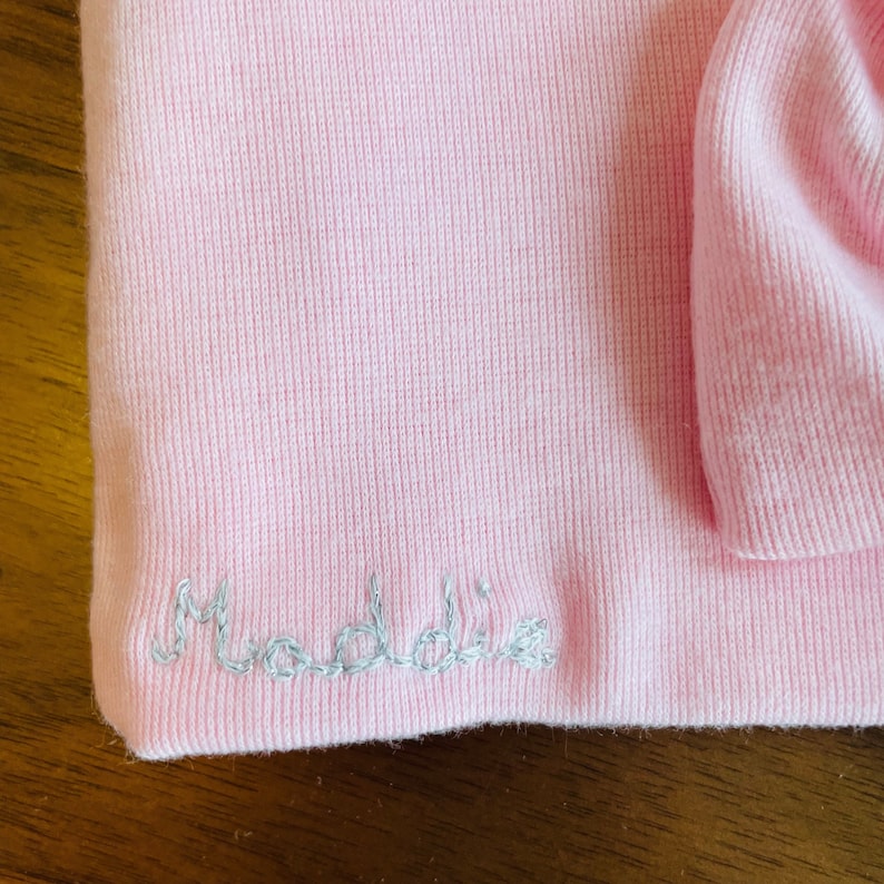 Bonnet à noeud brodé à la main du prénom pour bébé fille, moufles assorties Bild 9