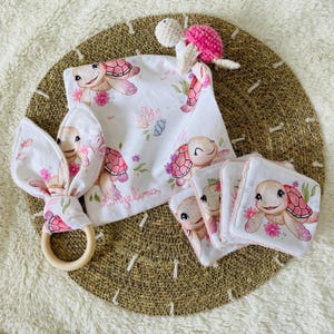 coffret cadeau de naissance tortue, doudou et anneau de dentition.