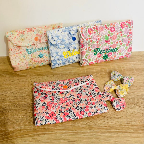 Pochette range barrettes en tissu Liberty personnalisable avec le prénom et barrettes assorties