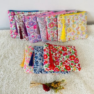 pochette matelassée en tissu liberty au choix, petite trousse plate. idéal rangement sac à main, maquillage. cadeau fête des mères.