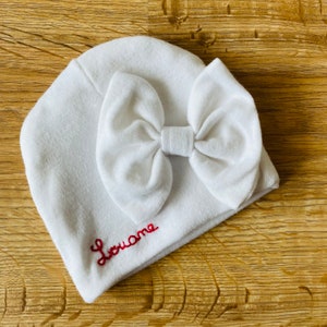 Hand-embroidered bow bonnet with first name for baby girl, matching mittens image 3