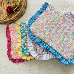 Grande pochette à volant en tissus liberty au choix. Rangement sac femme, sac à langer bébé. cadeau femme ou naissance