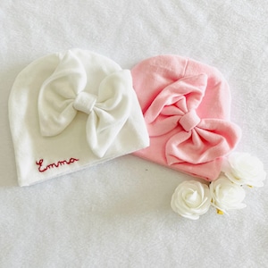 Hand-embroidered bow bonnet with first name for baby girl, matching mittens image 1