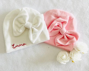 Bonnet à noeud brodé à la main du prénom pour bébé fille, moufles assorties