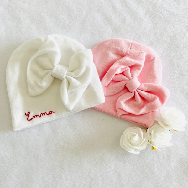 Bonnet à noeud brodé à la main du prénom pour bébé fille, moufles assorties