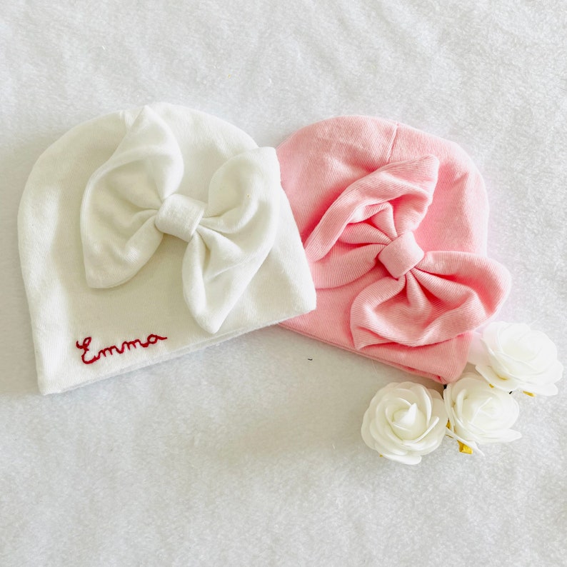 Bonnet à noeud brodé à la main du prénom pour bébé fille, moufles assorties image 1