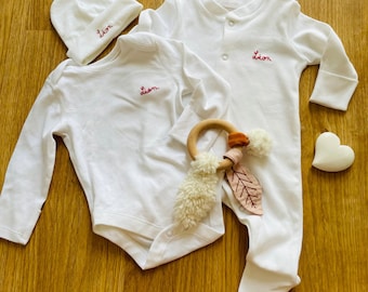 Pyjama et bonnet de naissance en coton personnalisé avec broderie du prénom de bébé (ou autre message)