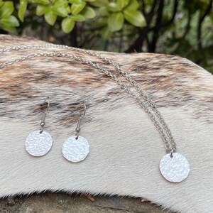 Circle earring and necklace set.