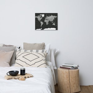Carte du monde de Canva gris foncé moyen | 24 » x 18 » | Impression de carte du monde moderne | Carte de Travel Push Pin
