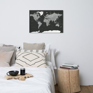 Grande carte du monde de Canva gris foncé - | Impression de carte mondiale push pin moderne | Carte de voyage